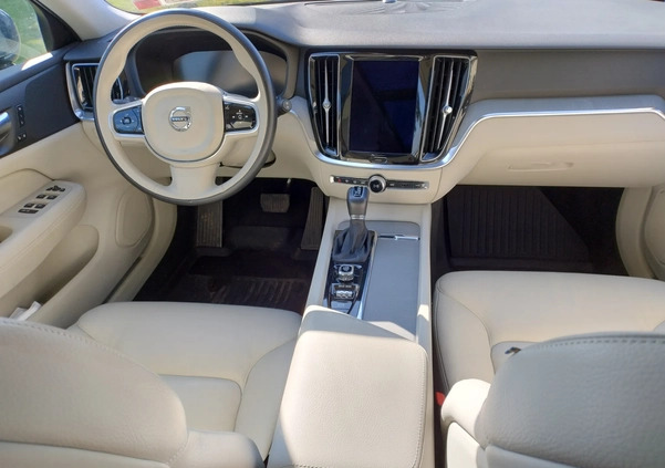 Volvo V60 Cross Country cena 149700 przebieg: 26000, rok produkcji 2021 z Margonin małe 277